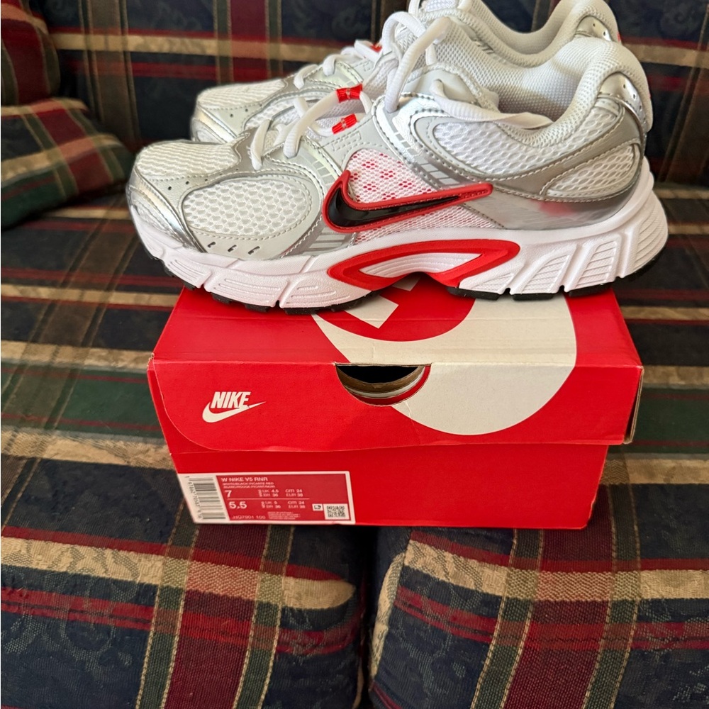 Nike Black White & Red Women’s Athletic Sneakers